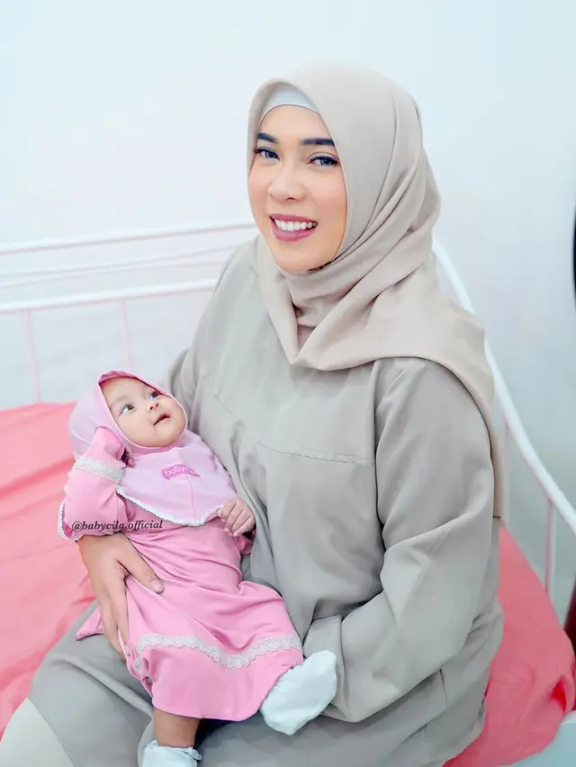 7 Potret Sada Aminahanara Putri Fitri Tropica saat Pakai Hijab, Menggemaskan