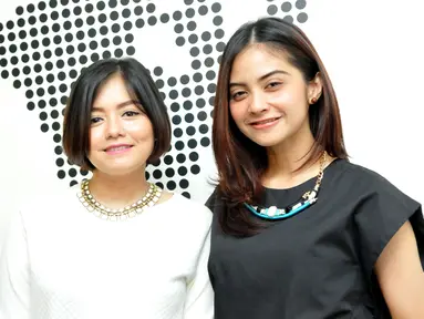 Tika dan Tiwi, mantan personil duo T2 menggelar jumpa pers di kawasan Mampang, Jakarta, Senin (8/6/2015). Keduanya akan kembali bersatu lewat sebuah konser reuni pada 14 Juni mendatang. (Liputan6.com/Panji Diksana)