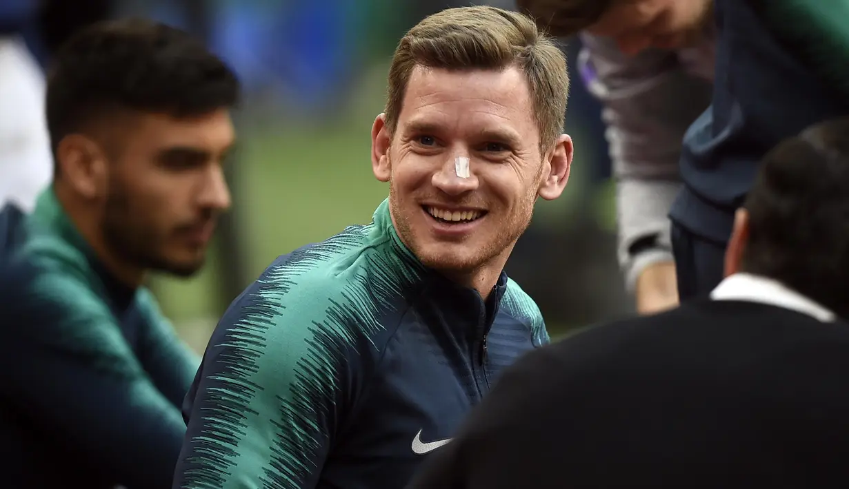 Bek Tottenham Hotspur, Jan Vertonghen, saat sesi latihan jelang laga semifinal Liga Champions di Stadion Johan Cruyff, Rabu (8/5). Tottenham Hotspur akan menghadapi Ajax Amsterdam. (AFP/Emmanuel Dunand)