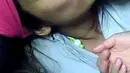 Ini adalah foto lawas masa kecil Haico Van der Veken bareng sang bunda. Tampil lucu dengan poni depan, artis yang juga terjun ke dunia tarik suara ini semakin menggemaskan. Punya darah blasteran, Haico dipuji cantik alami oleh warganet. Berbeda dengan Haico kecil yang lucu, Haico dewasa kini makin cantik dan memesona, apalagi ia baru saja berulang tahun yang ke-21 tahun. (Liputan6.com/IG/@haicovers.ofc)