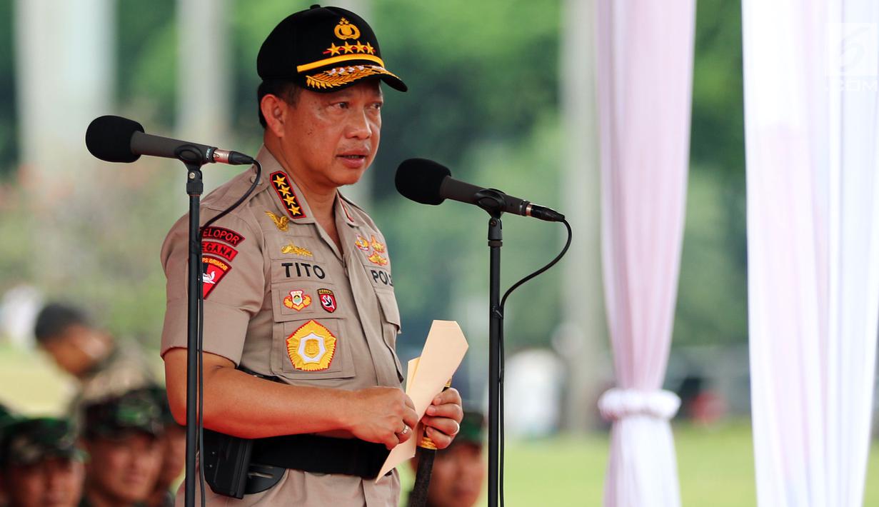 Kapolri Jenderal Tito Karnavian memberi sambutan saat memimpin Apel Kesiapan Natal, Tahun Baru dan Pemilu 2019, Jakarta, Jumat (30/11). Apel diikuti 50.000 personel dari AD, AL, AU, dan Polri. (Liputan6.com/Johan Tallo)