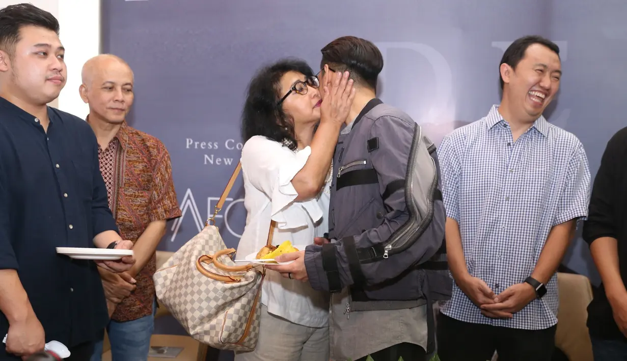 Sukses dalam karier, pemeran dalam film Bukan Cinta Biasa itu juga masih ada impian yang belum kesampaian. Yaitu soal berkeluarga. Begitu juga saat beberapa waktu lalu menjalankan ibadah umrah. (Nurwahyunan/Bintang.com)