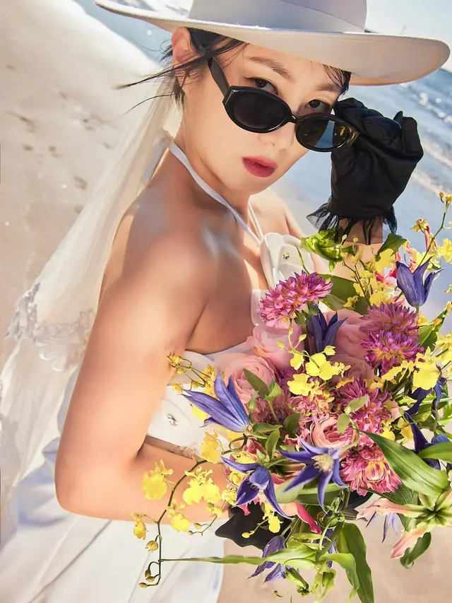 Potret Park Na-rae Tampil Bak Dewi Laut dalam Pemotretan Solo Wedding di Pantai Jeju