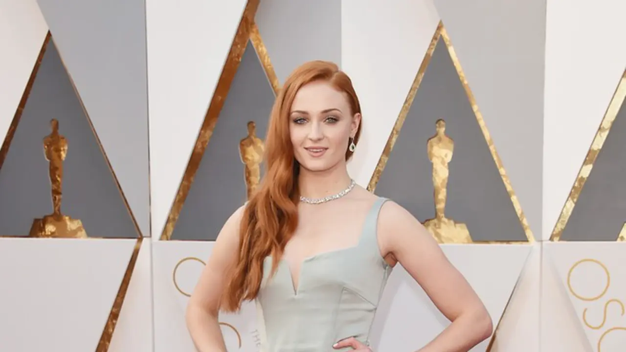 Sophie Turner di Red Carpet Piala Oscar 2016. (bustle.com)