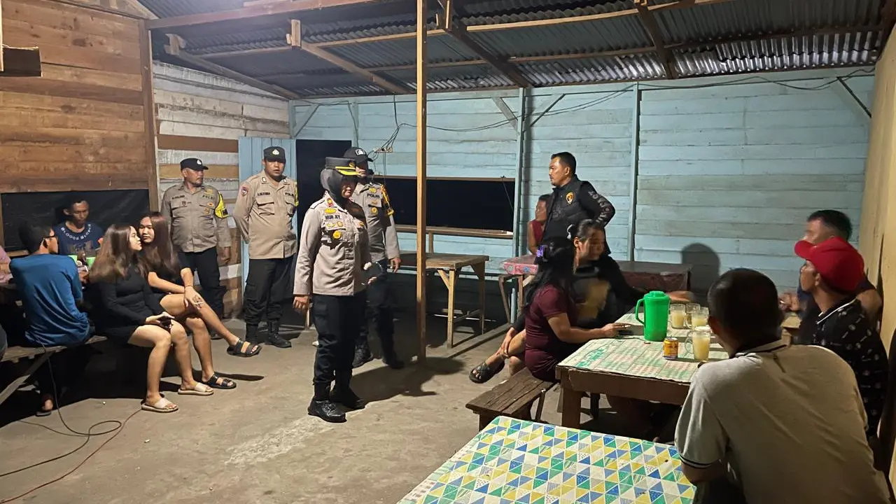 Kepala Polsek Tapung Kompol Nur Syafniati mendatangi warung remang-remang penjual tuak untuk waspada kejahatan.
