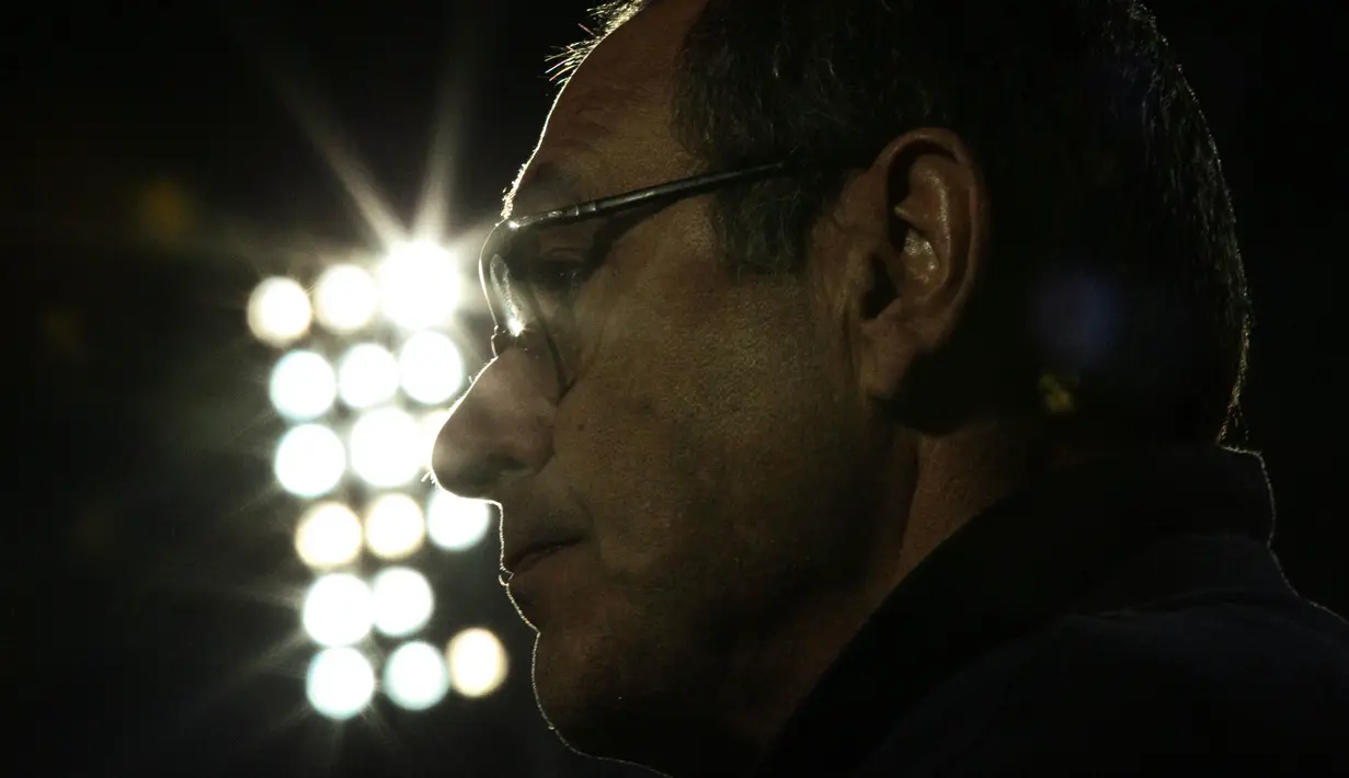 Pelatih Napoli, Maurizo Sarri, mengamati anak asuhnya saat melawan Crotone pada laga Serie A Italia di Stadion Ezio Scida, Crotone, Jumat (29/12/2017). Crotone kalah 0-1 dari Napoli. (AFP/Carlo Hermann)