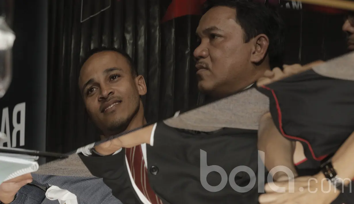 Marquee player, Peter Odemwingie, menghadiri acara pengumuman marquee player Madura United. Ia pernah membela klub Eropa seperti Lille, West Bromwich Albion, Cardiff City, Stoke City, dan Rotherham United. (Bola.com/M Iqbal Ichsan)