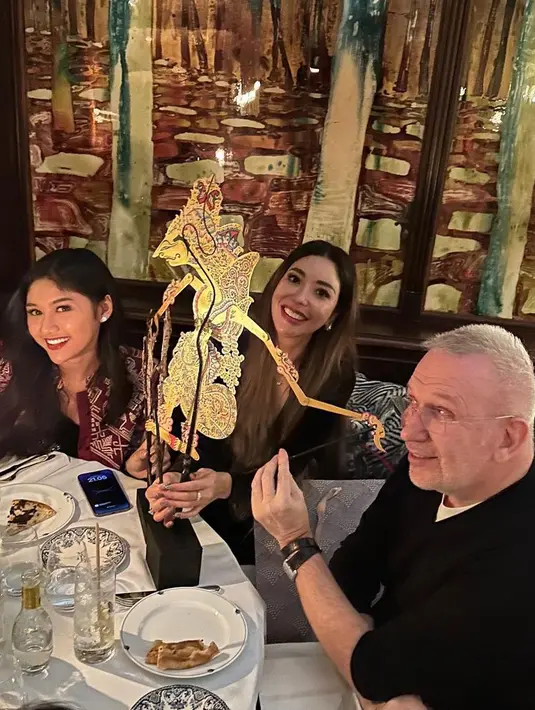 <p>Menantu Presiden Jokowi itu mengaku banyak bercerita terkait budaya di Indonesia. Salah satunya adalah wayang kulit. &ldquo;Memperkenalkan Wayang Kulit kepada Jean Paul Gaultier, sebuah malam yang sangat istimewa bersama sang Legenda,&rdquo; tulis Erina dalam bahasa Inggris pada caption. [Instagram/erinagudono]</p>