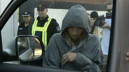 Adik dari Emiliano sala, Romina Sala, tampak sedih menyambut kedatangan jenazah sang kakak saat tiba di Club Atletico, Santa Fe, Sabtu (16/2). Emiliano Sala meninggal dunia setelah kecelakaan pesawat. (AFP/Juan Mabromata)