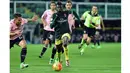 Pemain AC Milan, Mbaye Niang melewati para pemain Palermo pada lanjutan Serie A Liga Italia di Stadion Renzo Barbera, Palermo, Kamis (4/2/2016) dini hari WIB. (AFP/Giovanni Isolino)