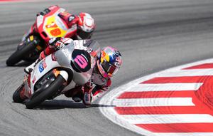 Pembalap muda andalan Indonesia yang membela Honda Team Asia, Veda Ega Pratama (nomor 9), berhasil finis di urutan ke-8 Moto3 Catalnya di Sirkuit Catalunya, Barcelona, Minggu (17/05/2026) sore WIB. (dok. Honda Team Asia)