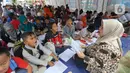 Guru mengajari murid-murid korban gempa belajar di dalam tenda darurat yang dibangun di halaman sekolah di SDN Gintung, Mangunkerta, Cianjur, Jumat (23/12/2022). Lebih dari sebulan sejak musibah gempa bumi 5,2 SR sejumlah murid sekolah di Cianjur masih belajar pada tenda darurat. (merdeka.com/Arie Basuki)