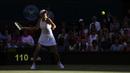 Gaya Caroline Wozniacki mengembalikan bola ke arah Timea Babos pada laga tunggal putri Wimbledon 2017 di Wimbledon Tennis Championships, London, (4/7/2017). Wozniacki menang 6-4, 4-6, 6-1. (AP/Alastair Grant)