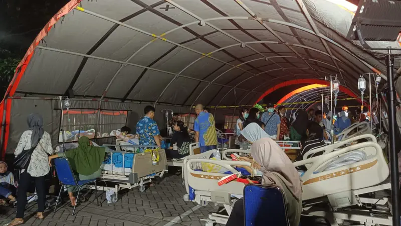 Sejumlah pasien RS Unair dievakuasi ke halaman imbas gempa Tuban. (Dian Kurniawan/Liputan6.com)
