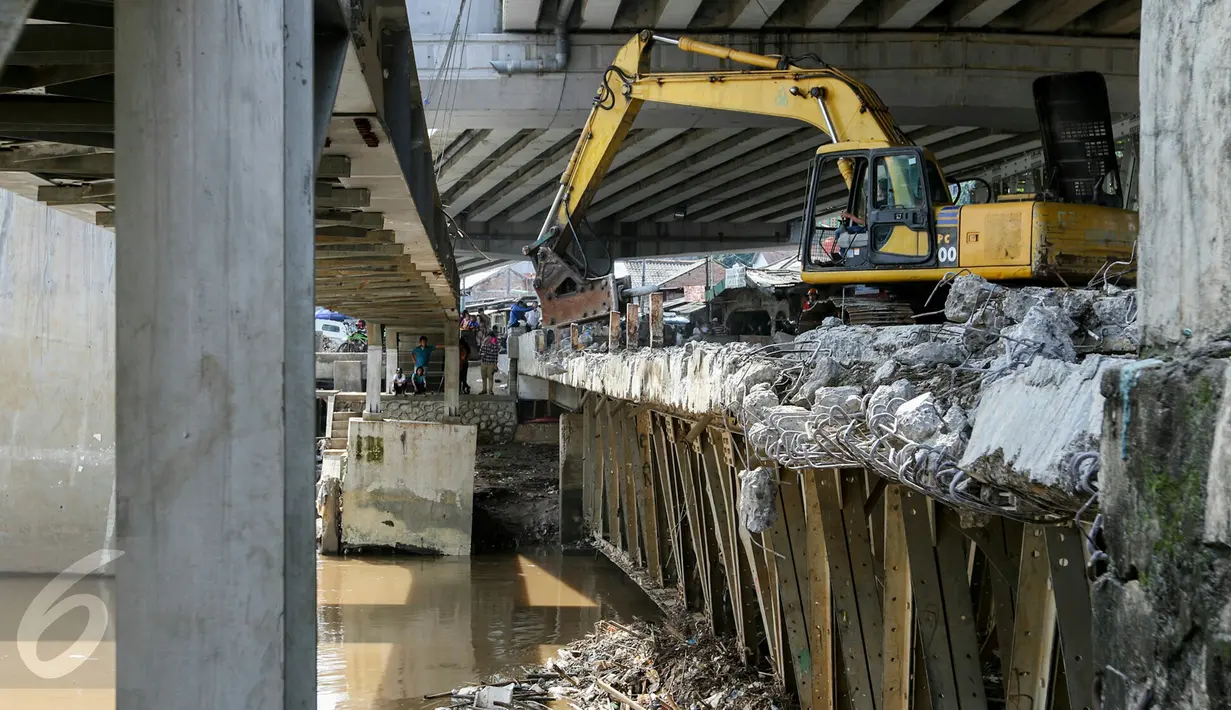 Petugas melakukan pembongkaran jembatan Rawajati, Kalibata, Jakarta, Minggu (6/3/2016). Sebelumnya, Gubernur DKI Basuki Tjahaja Purnama meminta Dinas PU segera membongkar Jembatan tersebut. (Liputan6.com/Yoppy Renato)
