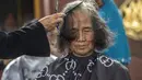 Warga saat potong rambut gratis di Masjid Muhammad Cheng Hoo, Surabaya, Jawa Timur, Senin (18/4/2022). Kegiatan berbagi dalam bulan Ramadhan yang digelar Baksose Suroboyo dan Ngaji Komunitas Salon (Ngasal) Surabaya itu diikuti sekitar 450 orang. (AFP/Juni Kriswanto)