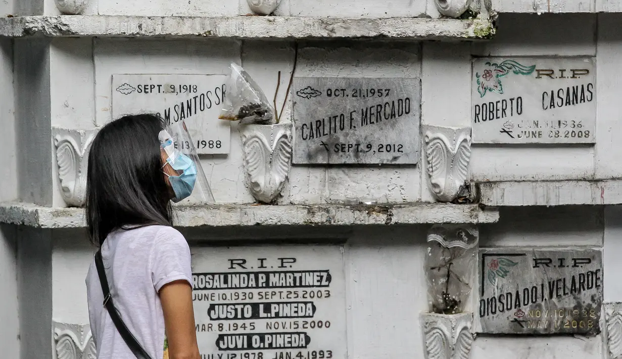 Seorang wanita mengunjungi tempat pemakaman di Manila, Filipina, 28 Oktober 2020. Pemerintah Filipina memerintahkan tempat pemakaman ditutup pada 29 Oktober-4 November demi mencegah pertemuan massal dan penyebaran COVID-19 saat peringatan Hari Arwah dan Hari Raya Orang Kudus. (Xinhua/Rouelle Umali)