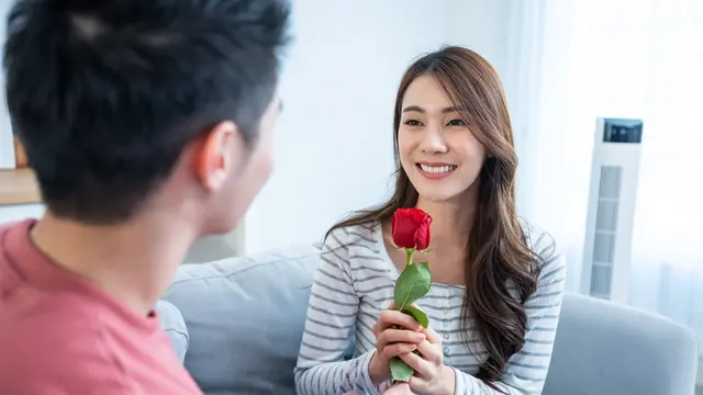 perempuan dan pasangan april 12