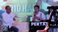Pembalap F1 Indonesia, Rio Haryanto (kanan) memberikan sejumlah keterangan saat Meet and Great di Mall Kota Kasablanka, Jakarta, Kamis (7/4/2016). Rio, pembalap Indonesia pertama di ajang balap Formula 1. (Liputan6.com/Helmi Fithriansyah)