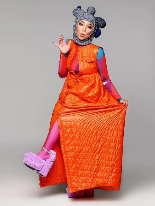 Melly Goeslaw juga tampaknya tak pernah kehabisan ide untuk tampil dramatis. Dengan makeup bold bernuansa kecokelatan, Melly tampil beda dengan outfit ekletik yang colorful. Foto: Instagram.