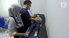 Dokter Desman Siahaan melakukan pemeriksaan pasien anak yang menderita infeksi saluran pernafasan akut (ISPA) di Klinik BPJS Prima Husada, Depok, Jawa Barat, Rabu (16/8/2023). Sejumlah klinik kesahatan dan rumah sakit di kawasan Jabodetabek merasakan adanya kenaikan kasus ISPA di tengah buruknya udara Jabodetabek. (merdeka.com/Arie Basuki)