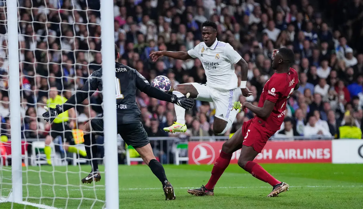 Real Madrid langsung berbahaya lewat koneksi Vinicius dengan Benzema pada menit ke-52. Untung saja, Virgil van Dijk menghalau bola tepat waktu. (AP Photo/Manu Fernandez)