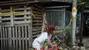 Sebuah stiker peringatan bertuliskan “Bahaya Radiasi” dengan catatan tulisan tangan yang menunjukkan “11,5 mikrosievert per jam” terlihat di salah satu tiang listrik di samping Kawasan Industri Modern Cikande, tempat isotop radioaktif Cesium-137  terdeteksi, di Sukatani, Banten pada 13 Oktober 2025. (Yasuyoshi CHIBA/AFP)