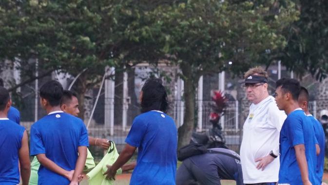 Pelatih Persib Robert Rene Alberts tak akan banyak mengubah gaya bermain Maung Bandung. (Huyogo Simbolon)