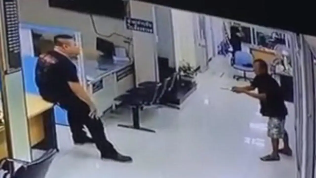 Aksi viral polisi memeluk pria yang menodongkan pisau ke arahnya. (Screengrab)