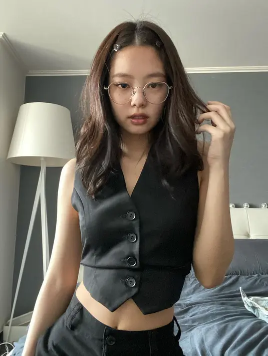 Jennie Blackpink pun terbilang sering mengunggah foto OOTD baik saat manggung ataupun bersantai di akun Instagram. Bahkan, penampilannya menggunakan vest serta celana hitam ini banjir pujian ditambah dengan kacamata berbingkai bulat yang ia gunakan. (Liputan6.com/IG/@jennierubyjane)