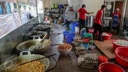 Suasana dapur Masjid Istiqlal, Jakarta, Jumat (19/6/2015). Pengurus Masjid Istiqlal menyediakan takjil sekitar 3.000 porsi setiap hari selama bulan Ramadan. (Liputan6.com/Faizal Fanani)