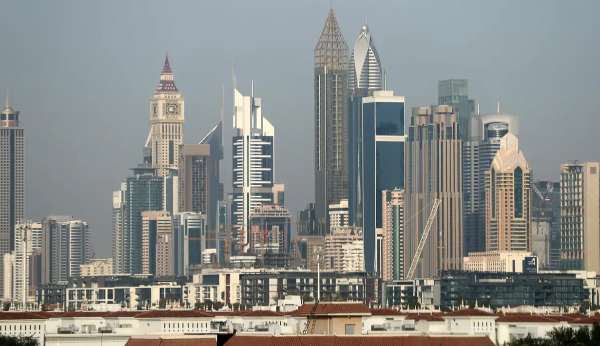 Penampakan Hotel Gevora (tengah), yang menjadi hotel tertinggi di dunia, di Sheikh Zayed Road, Dubai, Minggu (11/2). Hotel ini menyediakan empat restoran, kolam renang terbuka, fasilitas Jacuzzi, klub kesehatan, spa mewah, dan gimnasium. (KARIM SAHIB/AFP)