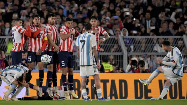 Foto: Momen Lionel Messi Sempat Tolak Ban Kapten Timnas Argentina saat Bermain dari Bangku Cadangan