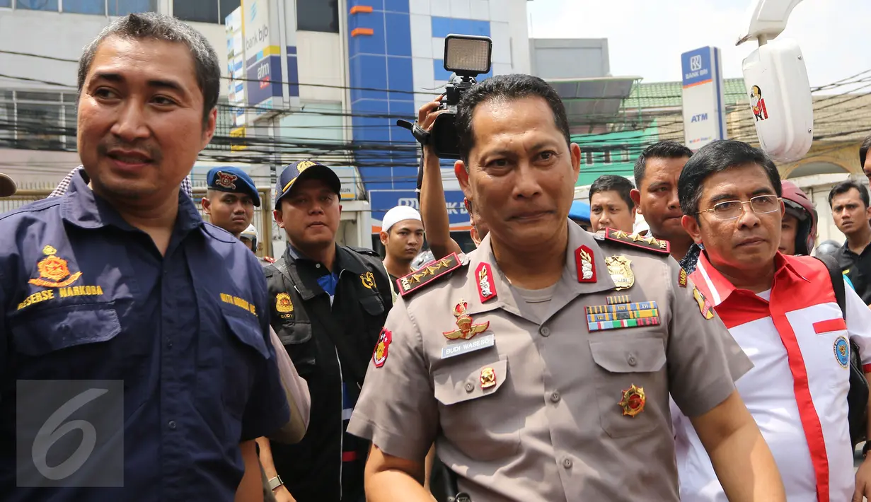 Kepala BNN Komjen Pol Budi Waseso (tengah) bersama jajaran melakukan penggerebekan di kawasan Petamburan, Jakarta, Jumat (29/1). Diduga penggerebekan ini terkait kasus penggerebekan sabu ratusan kilogram di Jepara. (Liputan6.com/Herman Zakharia)
