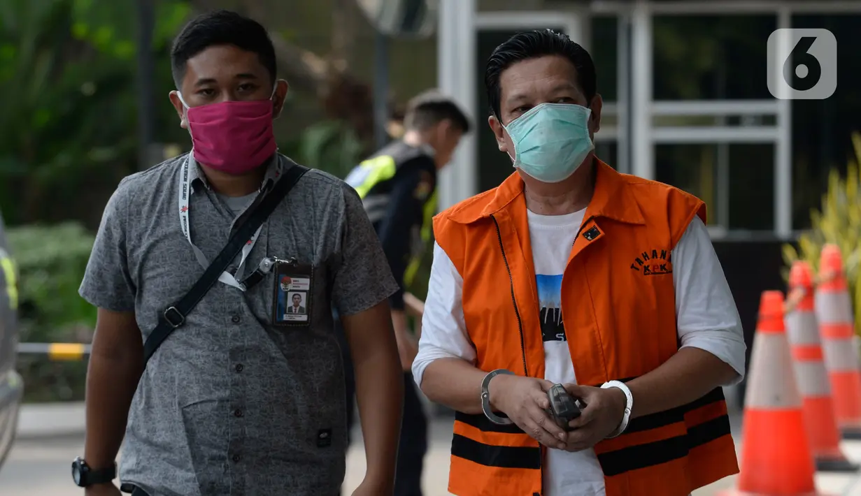 Ketua DPRD Kabupaten Muara Enim, Aries HB dikawal petugas berjalan akan menandatangani perpanjang penahanan oleh penyidik di Gedung KPK, Jakarta, Rabu (27/5/2020). Aries HB terkait dugaan suap proyek-proyek di Dinas PUPR Kabupaten Muara Enim Tahun 2019. (merdeka.com/Dwi Narwoko)