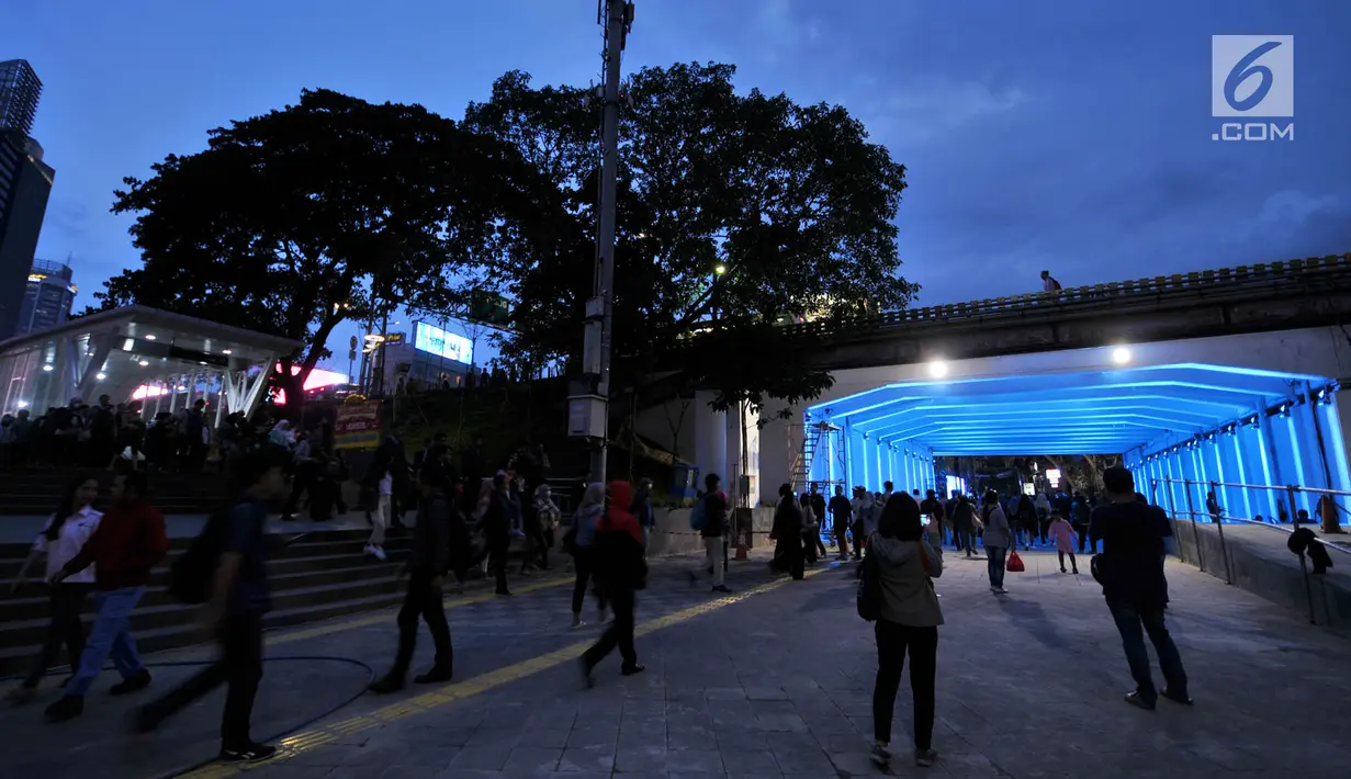 Pejalan kaki melintasi terowongan khusus pedestrian di Jalan Kendal, Jakarta, Selasa (26/3). Dinas Perhubungan DKI Jakarta menghiasi lampu warna-warni demi meningkatkan kenyamanan bagi pejalan kaki . (merdeka.com/Iqbal S. Nugroho)