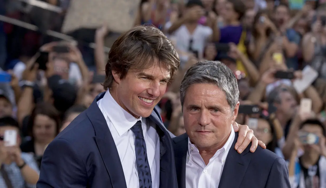 Tom Cruise berpose dengan CEO Paramount Pictures, Brad Grey saat acara  pemutaran film "Mission Impossible : Rogue Nation" di New York, AS, Senin (27/7/ 2015). Film ini adalah yang kelima dalam serial  Mission: Impossible. (REUTERS/Brendan McDermid)