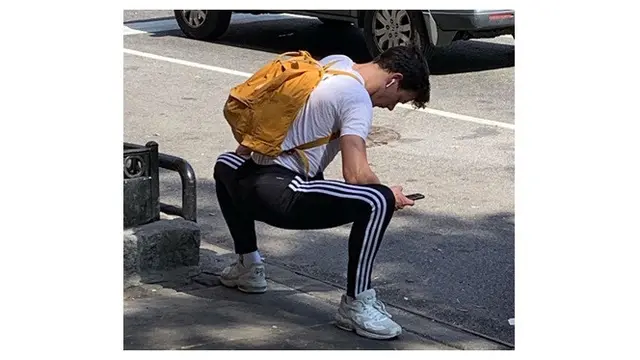 7 Pose Orang saat Berdiri Ini Nyeleneh Banget, Bikin Geleng Kepala