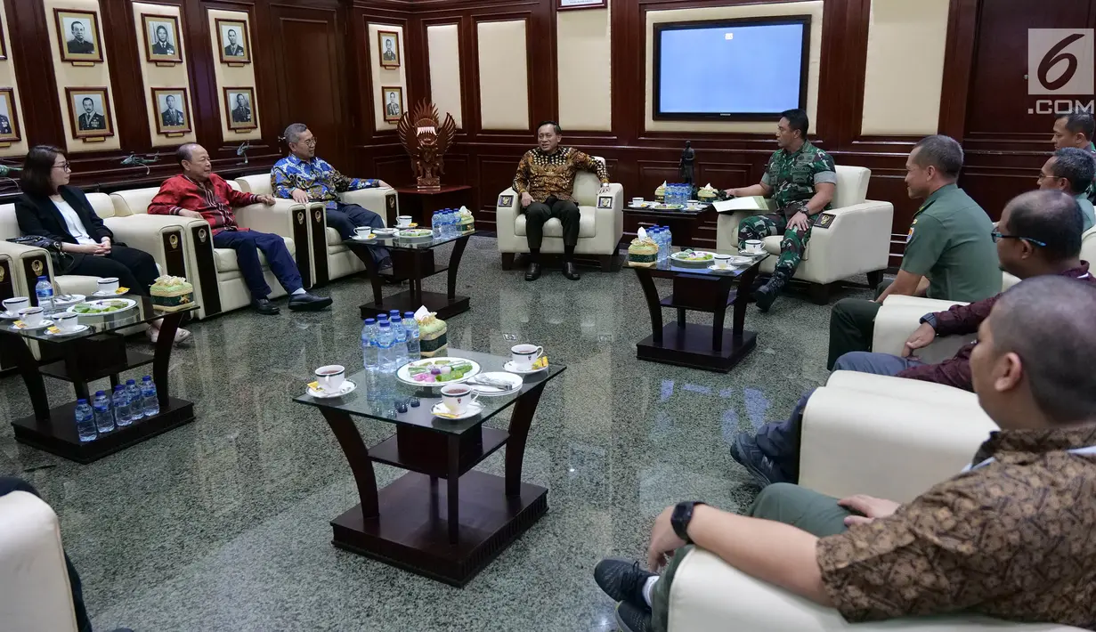 Suasana silaturahmi jajaran SCM/Emtek Group dengan Kepala Staf TNI Angkatan Darat (KASAD) Andika Perkasa di Mabes AD, Jakarta, Kamis (26/9/2019). Silaturahmi untuk memelihara dan kembali membangun kerjasama antara Emtek dan Mabes AD. (Liputan6.com/Herman Zakharia)