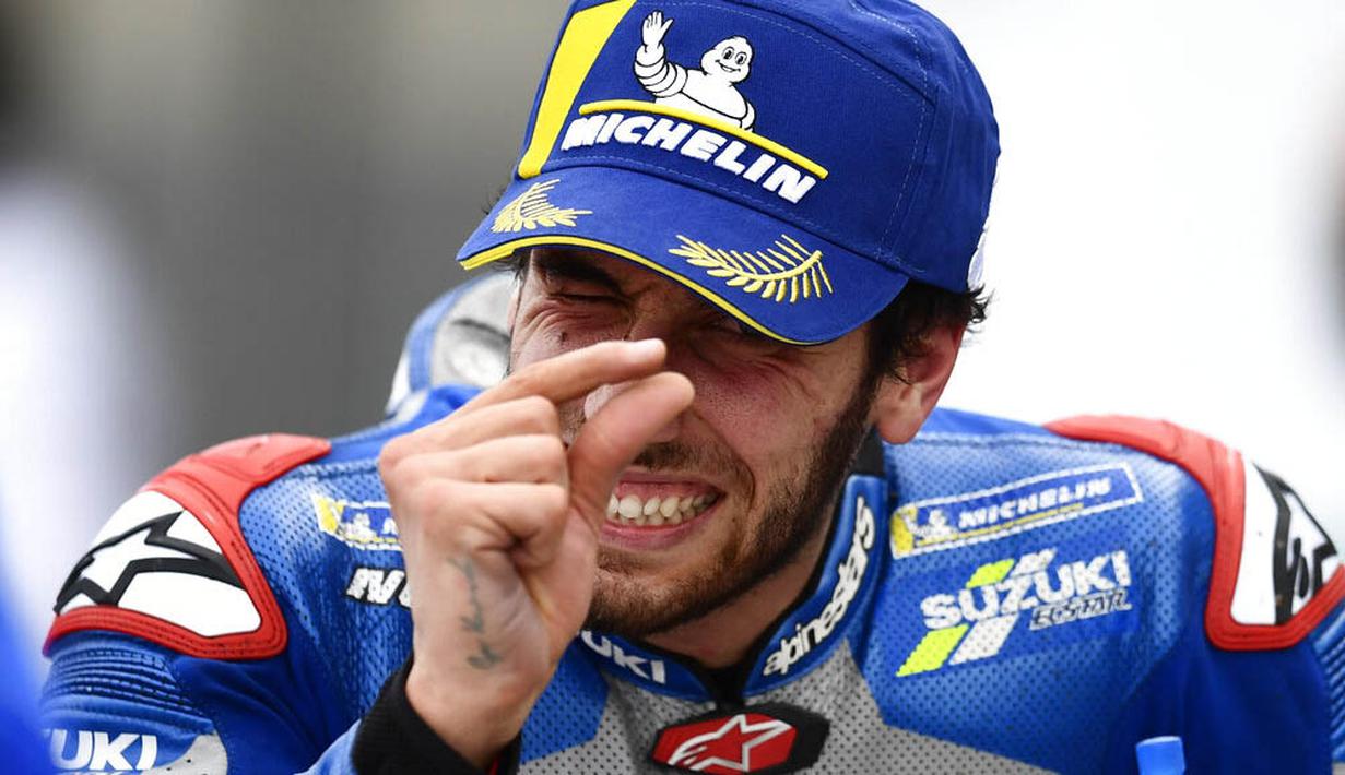 Pembalap Suzuki Ecstar, Alex Rins melakukan selebrasi saat balapan MotoGP Teruel, Minggu (25/10/2020). Morbidelli berhasil finis pertama dengan catatan waktu 41 menit 47,652 detik. (AP/Jose Breton)