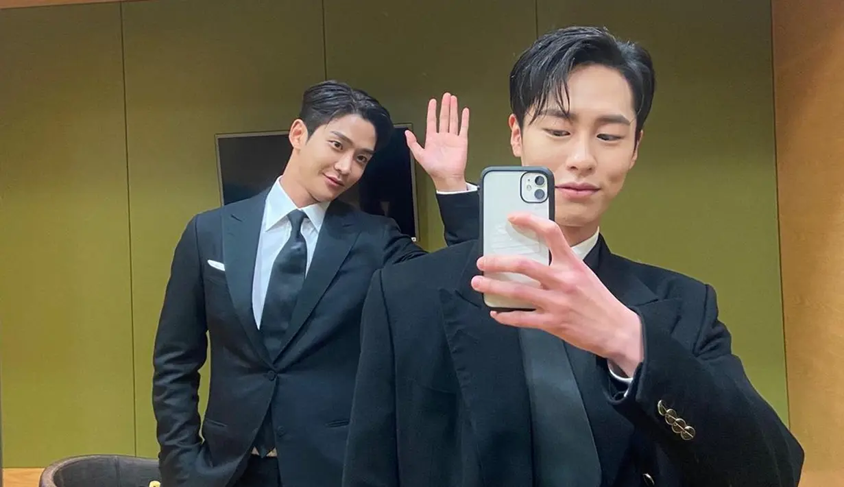 Sudah kenal sejak bermain di drama Korea 'Extraordinary You', Lee Jae Wook juga tak lupa mengajak Rowoon SF9 untuk berpose mirror selfie saat bertemu. Meski drama romance fantasy itu telah dirilis pada Oktober 2019 lalu, keduanya hingga kini masih kerap bertemu dan menjadi sahabat. (Liputan6.com/IG/@jxxvvxxk)
