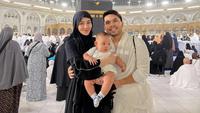 6 Potret Baby Arash Umrah di Usia 6 Bulan, Aaliyah & Thariq Ungkap Rasa Syukur