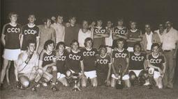 Para pemain Uni Soviet berfoto merayakan keberhasilan menjuarai Piala Dunia u20 1977 setelah mengalahkan Meksiko dalam laga final di El Menzah Stadium, Tunisia (10/7/1977). Rusia tercatat baru satu kali menjuarai Piala Dunia U-20 pada edisi pertama 1977 di Tunisia saat masih bernama Uni Soviet. Di partai final, Uni Soviet mengalahkan Meksiko lewat adu penalti 9-8 (2-2). (FIFA)