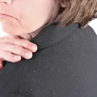 Ilustrasi rambut berketombe. (via: volosyki.ru)