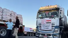 Truk-truk yang memuat bantuan kemanusiaan di sisi Mesir dari perlintasan Rafah menunggu untuk menyeberang ke Jalur Gaza pada 15 Oktober 2025. (Foto oleh AFP)