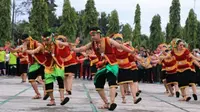 Tarian Rentak Bulian dari Suku Talang Mamak yang selalu ditampilkan dalam pergelaran seni dan budaya Riau. (Liputan6.com/Istimewa/M Syukur)