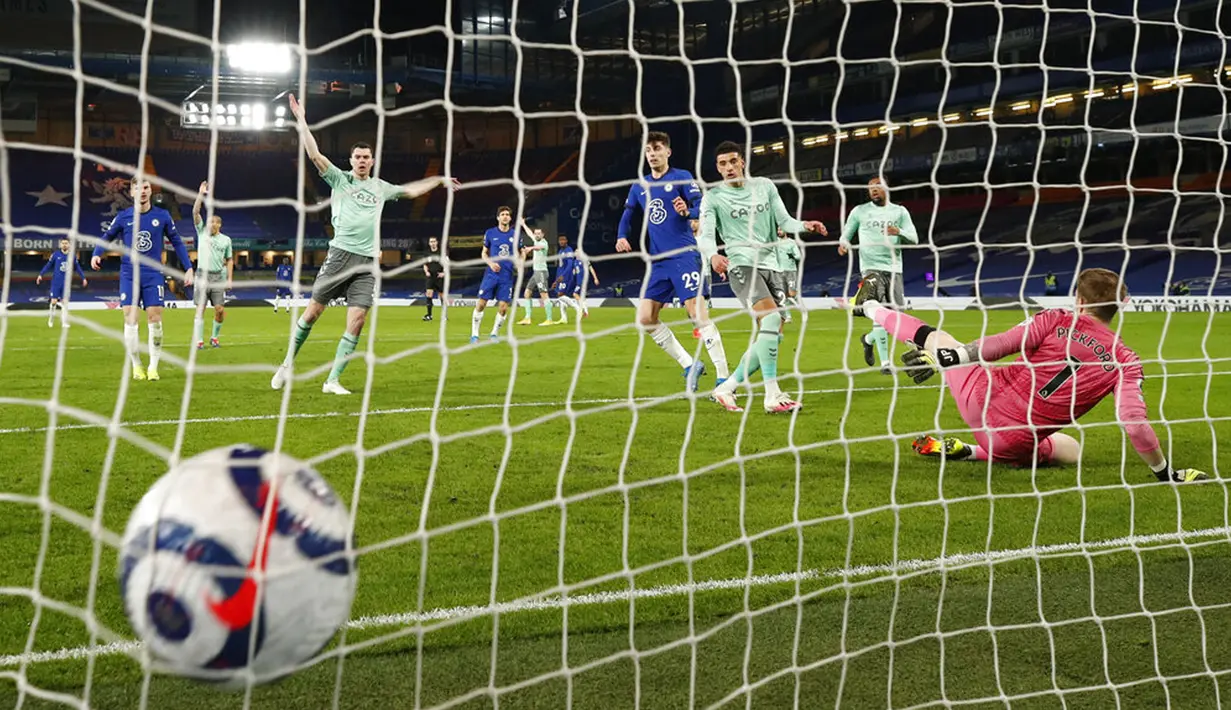 Pemain Everton Ben Godfrey (tengah) mencetak gol bunuh diri saat melawan Chelsea pada pertandingan Liga Inggris di Stadion Stamford Bridge, London, Inggris, Senin (8/3/2021). Chelsea menang 2-0. (John Sibley/Pool via AP)