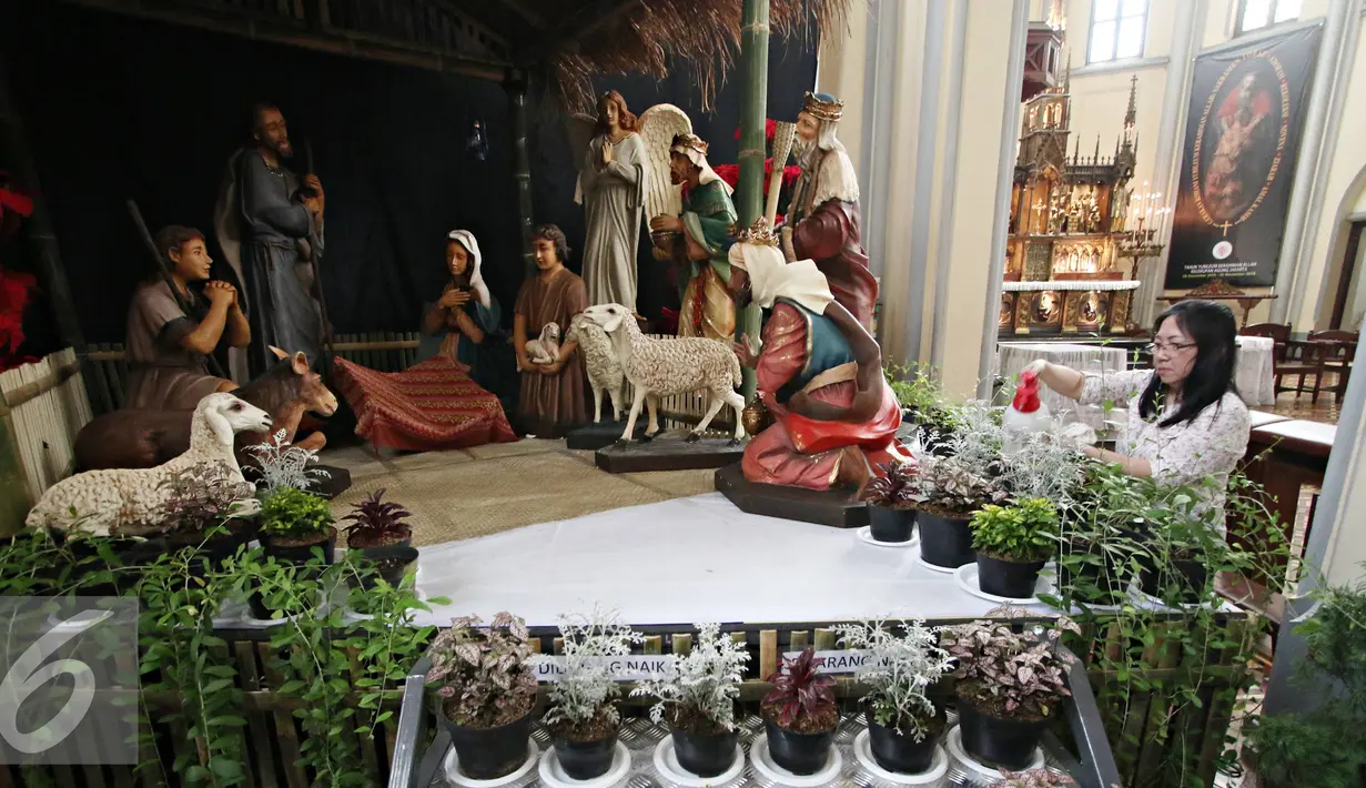 Petugas menata diorama kelahiran Yesus Kristus di Gereja Katedral, Jakarta, Rabu (23/12). Jelang perayaan Natal, Gereja Katedral mulai berhias dengan berbagai ornamen, salah satunya diorama kelahiran Yesus Kristus. (Liputan6.com/Immanuel Antonius)