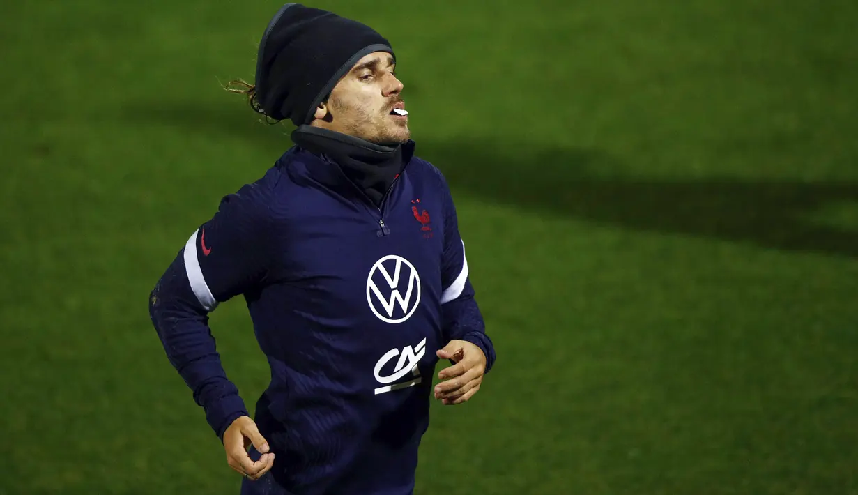 Penyerang Prancis Antoine Griezmann mengambil bagian dalam sesi latihan di Clairefontaine-en-Yvelines, barat daya Paris, Selasa (10/11/2020). Prancis akan melawan Finlandia di Stade de France pada Kamis (12/11) dini hari WIB dalam pertandingan persahabatan internasional. (Yoan VALAT/POOL/AFP)