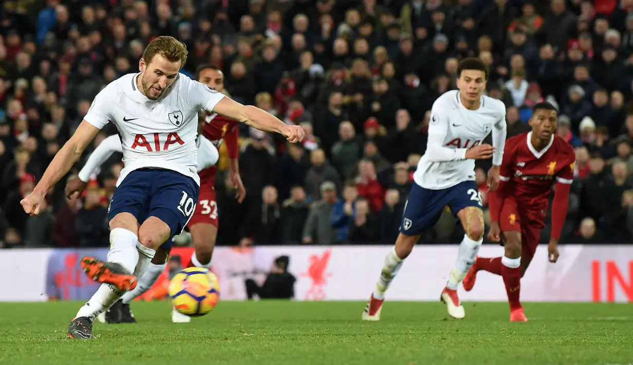 Harry Kane. Striker yang masih memperkuat Tottenham Hotspur ini mencetak gol ke-100 di Liga Inggris di usia 24 tahun 191 hari. Kala itu Spurs bermain imbang 2-2 dengan Liverpool, 4 Februari 2018 dan ia mencetak 1 gol di antaranya. Hingga kini 168 gol telah dicetak di Liga Inggris. (AFP/Paul Ellis)